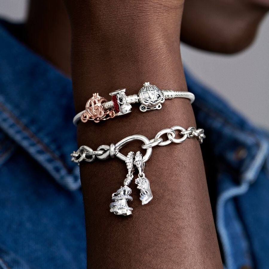 Saroch Moments Armband aus Schlangenkette mit Verschluss in Form einer Kürbiskutsche.