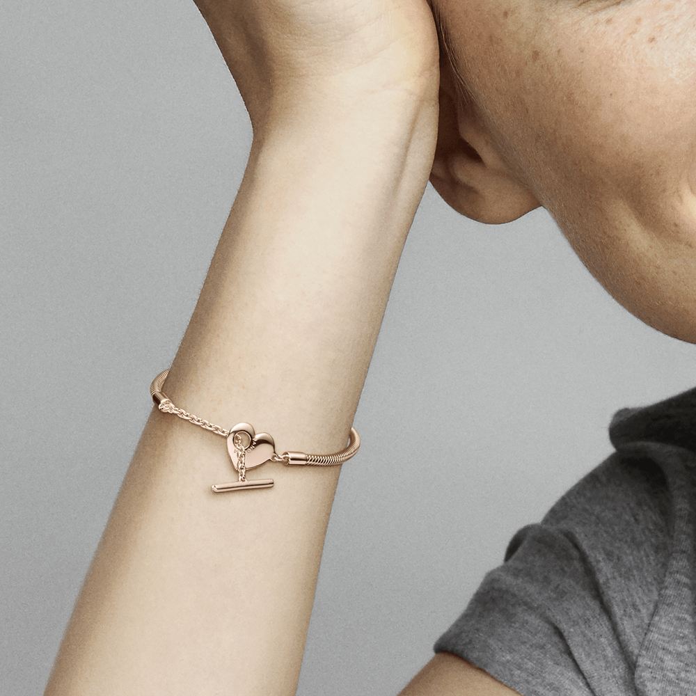 Saroch Moments Armband aus Schlangenkette mit Herz- und T-förmigem Verschluss.
