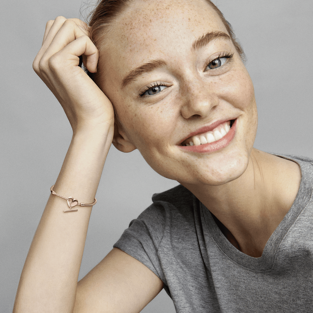 Saroch Moments Armband aus Schlangenkette mit Herz- und T-förmigem Verschluss.
