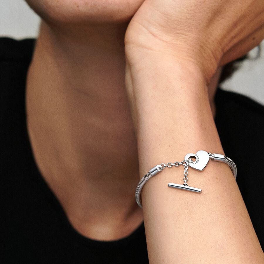 Saroch Moments Armband aus Schlangenkette mit Herz- und T-förmigem Verschluss.