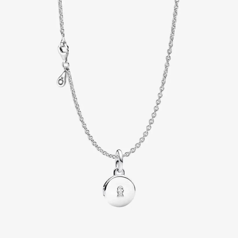 Gift set with necklace and engraved pearl locket