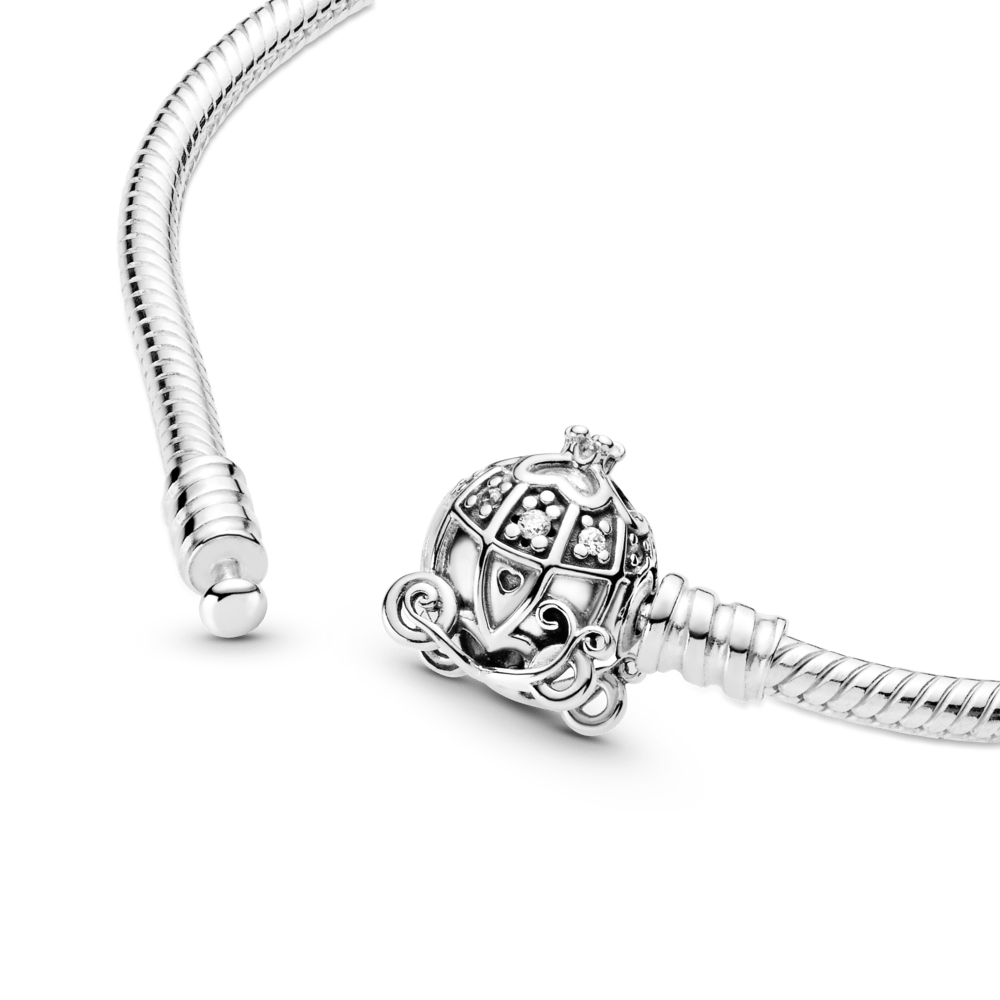 Saroch Moments Armband aus Schlangenkette mit Verschluss in Form einer Kürbiskutsche.