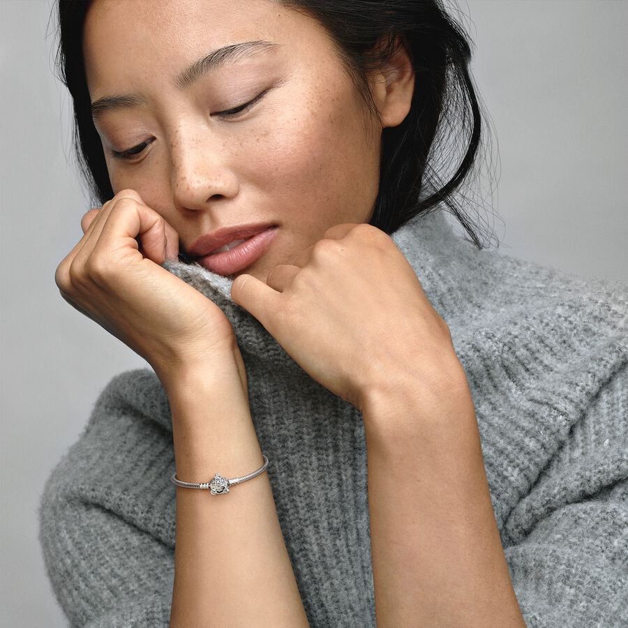 Saroch Moments Armband aus Schlangenkette mit Verschluss in Form einer Kürbiskutsche.