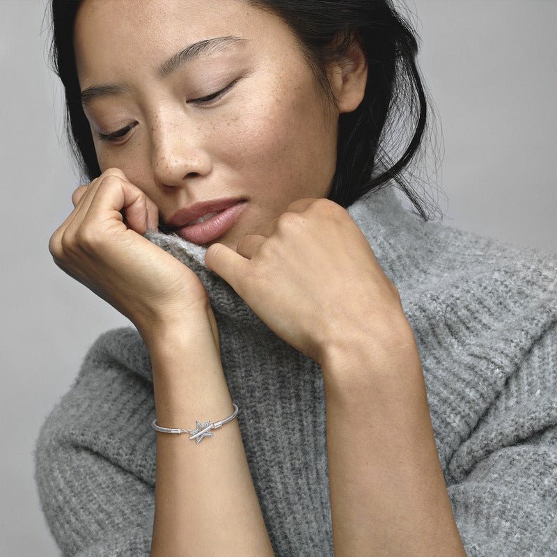 Saroch Moments snake chain bracelet with asymmetrical star and T-shaped clasp.